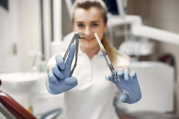 Dentysta Przygotowuje Się Przyjęcia Lekarz Swoim Narzędziem Kobieta Patrząca Kamerę — Zdjęcie stockowe