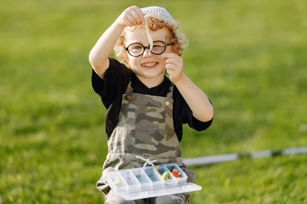 Kleinkind Junge Hält Eine Schachtel Mit Ködern Zum Angeln Junge — Stockfoto