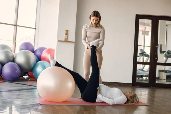 Hamile Kadın Kişisel Antrenörüyle Yoga Yapıyor Egzersiz Yaparken Hamile Bir — Stok fotoğraf