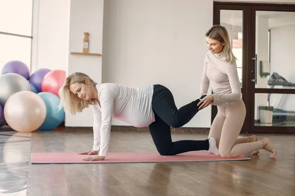 Hamile Kadın Kişisel Antrenörüyle Yoga Yapıyor Egzersiz Yaparken Hamile Kadına — Stok fotoğraf