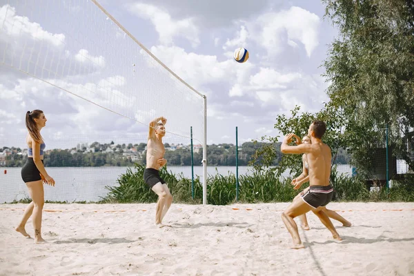 Sport Aktywny Motyw Życia Młodzi Gracze Grają Siatkówkę Plaża Plac — Zdjęcie stockowe