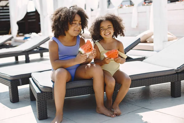 Two Curly Multiracial Sisters Sitting Wooden Beach Lounger Girls Wearing — Stock Photo, Image