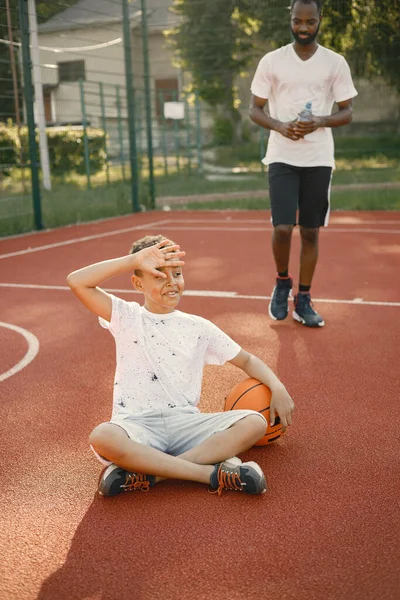 Jovem Sentado Quadra Basquete Perto Parque Rapaz Shirt Branca Homem — Fotografia de Stock