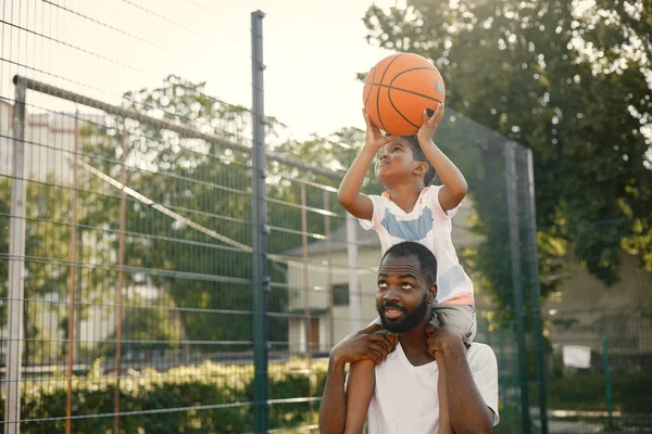 Pai Negro Segurando Nos Ombros Seu Filhinho Para Ajudá Marcar — Fotografia de Stock