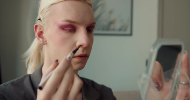 ベッドルームで化粧をしている若い男のクローズアップ Lgbtqコミュニティの概念 — ストック動画