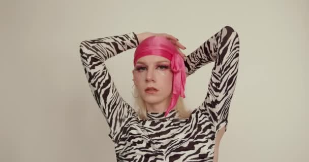 Lgbtq Transgender Muž Růžové Hlavě Příslušenství Pózování Kameře Bílém Studiu — Stock video