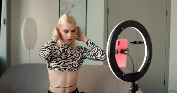 Media Vista Cerca Hombre Gay Guapo Haciendo Maquillaje Transmitiendo Video — Vídeo de stock