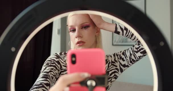 Średni Widok Bliska Przystojnego Geja Robiącego Makijaż Transmitującego Żywo Film — Wideo stockowe