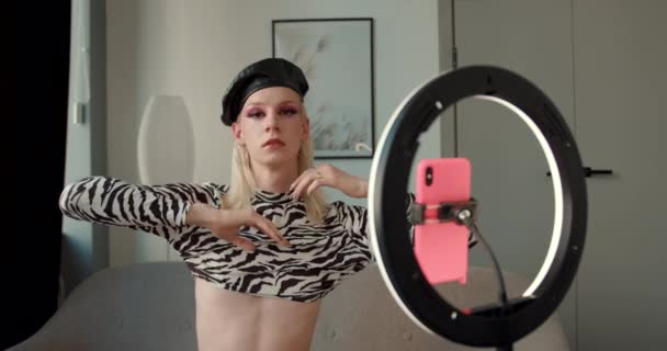中特写一个英俊的同性恋男子化妆和流媒体直播视频 Lgbt主题 高质量的4K镜头 — 图库视频影像