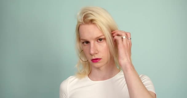 Androginia Tipo Transgénero Con Maquillaje Posando Fondo Características Masculinas Femeninas — Vídeo de stock