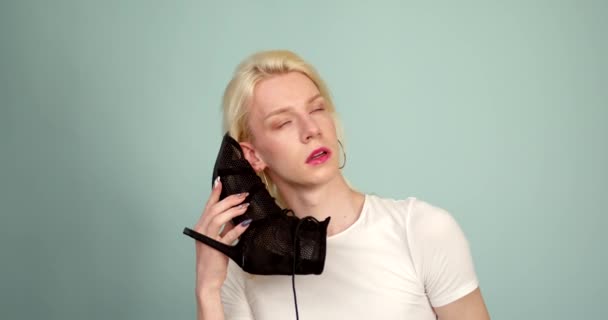 Transgender Osoba Pózující Podpatky Modrém Pozadí Ten Chlap Make Upem — Stock video