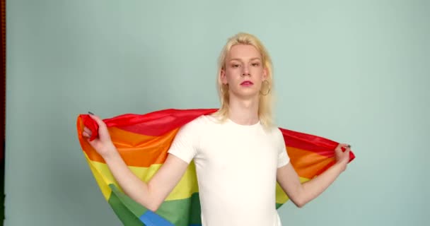 Jovem Ativista Com Maquiagem Segurando Bandeira Arco Íris Isolado Pessoas — Vídeo de Stock