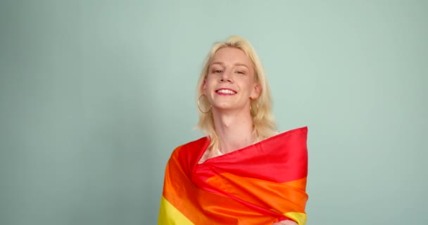 Ung Aktivist Med Sminke Holder Regnbueflagget Isolert Igbt Livsstil Konseptet – stockvideo