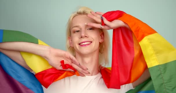 Joven Activista Con Maquillaje Sosteniendo Bandera Del Arco Iris Aislada — Vídeos de Stock