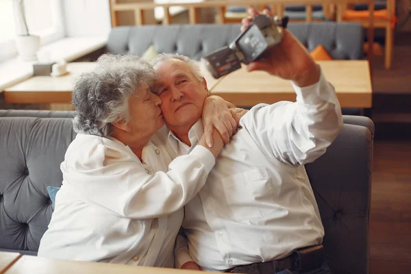 Бабушка Дедушкой Кафе Старики Пользуются Камерой Старший Белой Рубашке — стоковое фото