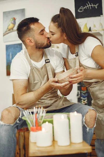 Mutual Creative Work Young Beautiful Couple Casual Clothes Aprons People — Stock fotografie