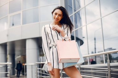 Yaz şehrinde güzel bir kız. Alışveriş çantalı bayan.