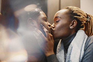 Kafede iki genç insan. Afrikalı çift birlikte vakit geçirmekten zevk alıyor..