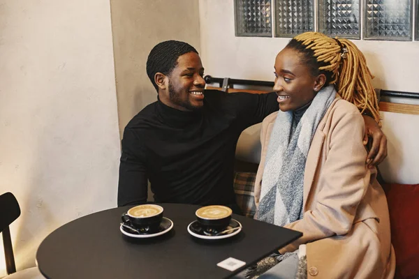 Двое Молодых Людей Кафе Африканская Пара Наслаждается Проведением Времени Друг — стоковое фото