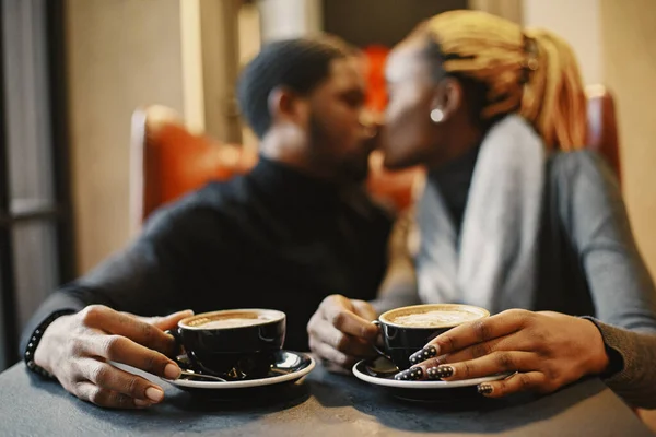Dos Jóvenes Cafetería Pareja Africana Disfrutando Del Tiempo Que Pasan —  Fotos de Stock