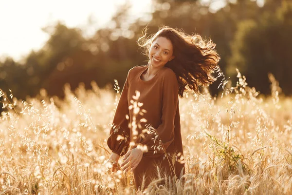 Woman Summer Field Brunette Brown Sweater Girl Sunset Background — Φωτογραφία Αρχείου