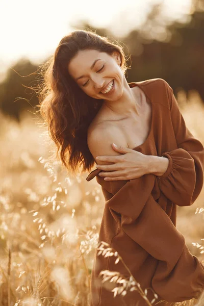 Woman Summer Field Brunette Brown Sweater Girl Sunset Background — стоковое фото