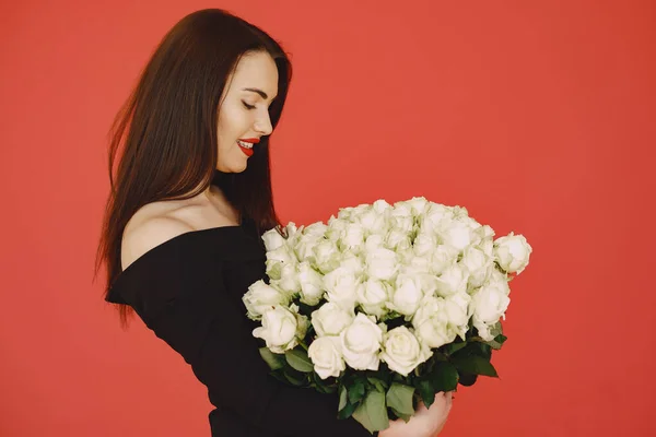 Жінка Студії Дівчина Трояндами Леді Червоному Тлі — стокове фото