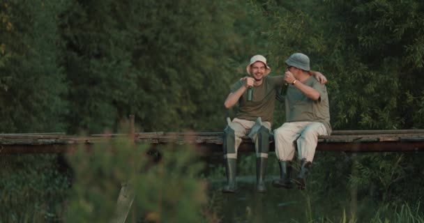 Πατέρας Και Γιος Ψαρεύουν Μαζί Δίχτυ Και Καλάμι Καθισμένοι Στην — Αρχείο Βίντεο