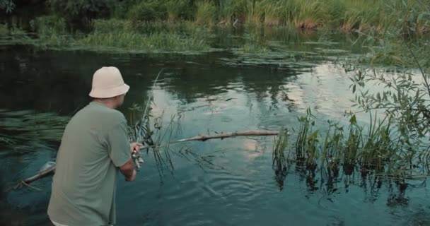 Balıkçılık Hobisi Tatil Konsepti Şapkalı Bir Adam Yaz Gölünde Tek — Stok video