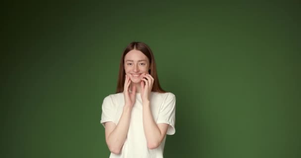 Ingwerhaarmädchen Posiert Studio Trug Ein Weißes Shirt Menschen Und Lebensstil — Stockvideo