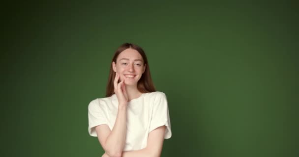 Gember Haar Meisje Poseert Studio Hij Droeg Een Wit Shirt — Stockvideo