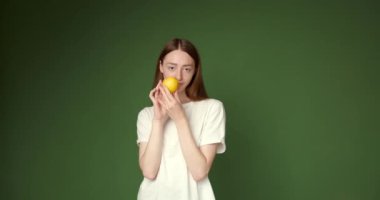 Arka planda limonla dans eden genç bir kadın. Detoks ve diyet kavramı.