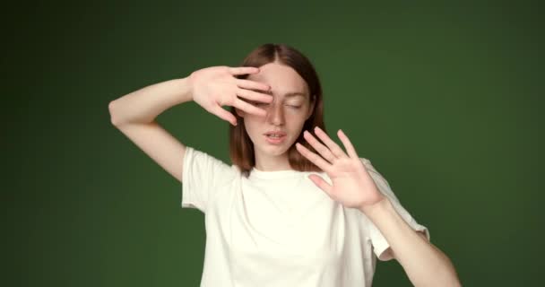 Chica Pelirroja Posando Estudio Llevando Una Camiseta Blanca Concepto Personas — Vídeos de Stock