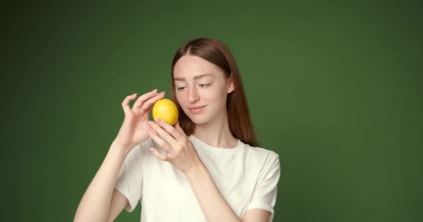 Młoda Kobieta Tańcząca Cytryną Tle Koloru Detox Koncepcja Diety — Wideo stockowe