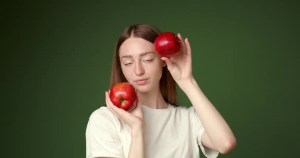 Słodka Dziewczyna Białej Koszulce Jabłkami Ręku Koncepcja Zdrowego Odżywiania Zaleca — Wideo stockowe