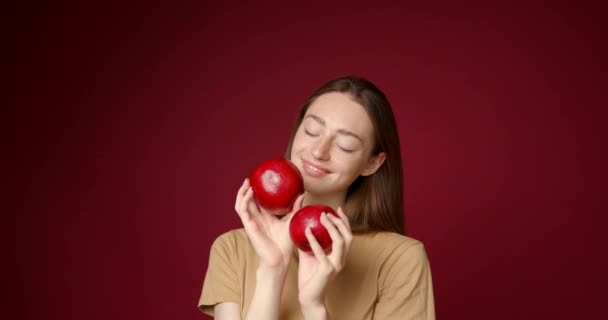 Jolie Fille Dans Shirt Blanc Tenant Des Pommes Dans Main — Video