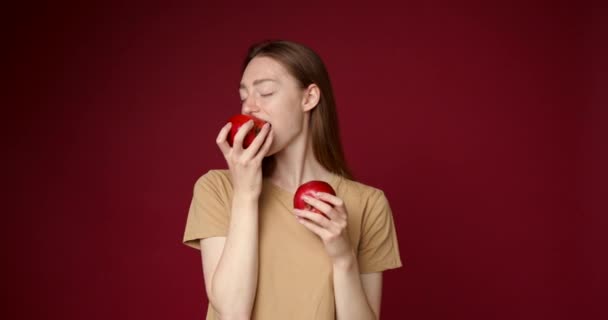 Słodka Dziewczyna Białej Koszulce Jabłkami Ręku Koncepcja Zdrowego Odżywiania Zaleca — Wideo stockowe