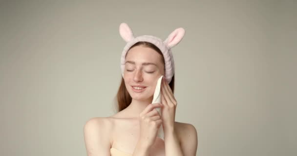 Una Chica Guapa Frotándose Cara Tratamiento Facial Mujer Cosmetología Belleza — Vídeo de stock