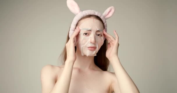 Menina Bonita Aplicando Máscara Facial Tratamento Facial Feminino Cosmetologia Beleza — Vídeo de Stock