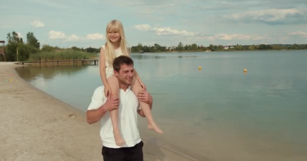 Joven Padre Hija Pequeña Unas Vacaciones Caminando Por Lago Padres — Vídeos de Stock