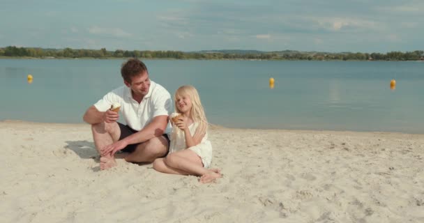 Vater Und Tochter Sitzen Zusammen Auf Einer Bank Meer Und — Stockvideo