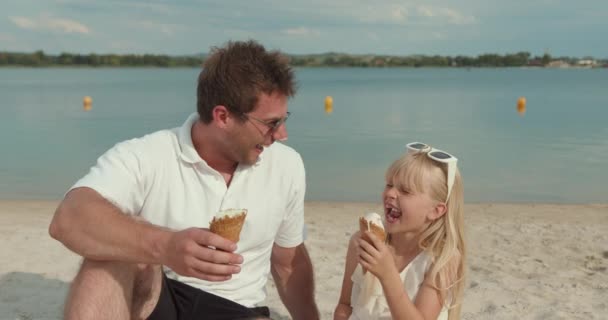 Πατέρας Και Κόρη Τρώνε Παγωτό Καθισμένοι Μαζί Στο Παγκάκι Στην — Αρχείο Βίντεο