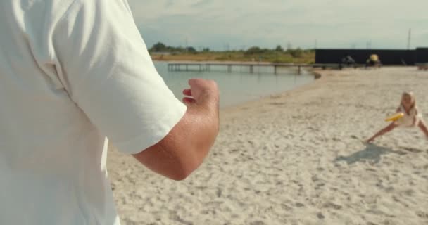 Buon Padre Figlia Giocare Frisbee Sulla Spiaggia Sabbia Famiglia Diverte — Video Stock
