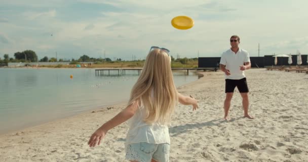 Buon Padre Figlia Giocare Frisbee Sulla Spiaggia Sabbia Famiglia Diverte — Video Stock