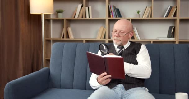 Starszy Mężczyzna Pisarz Białą Brodą Okularami Siedzący Autokarze Studiujący Książkę — Wideo stockowe