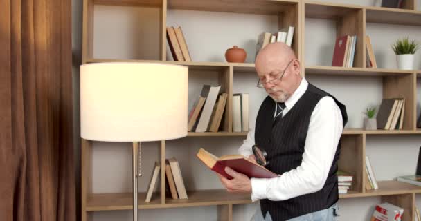 Starszy Mężczyzna Pisarz Białą Brodą Okularami Siedzący Autokarze Studiujący Książkę — Wideo stockowe
