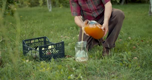 Ouvrier Agricole Souriant Montrant Jus Pomme Bouteille Verre Dans Jardin — Video