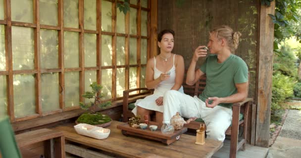 Çift Oriental House Otururken Çay Seremonisinin Tadını Çıkarıyor Erkek Kadın — Stok video