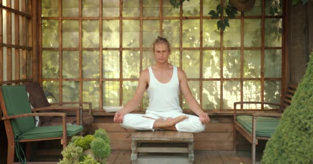Hombre Practicando Yoga Estera Aire Libre Casa Oriental Chico Blusa — Vídeos de Stock