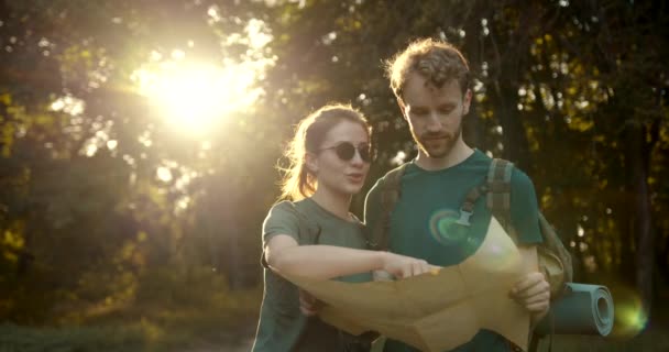 Mann Und Mädchen Wald Paar Touristen Mit Rucksäcken Freien — Stockvideo